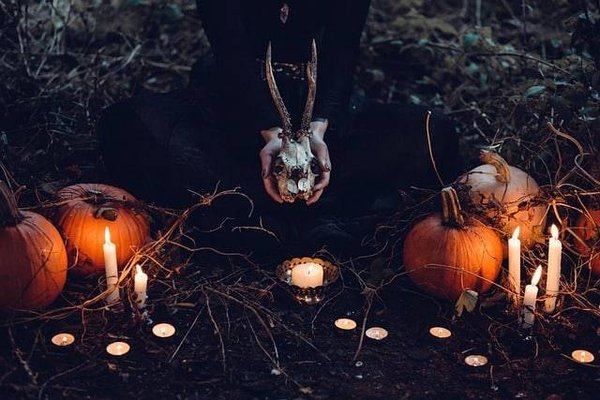Les Origines et les Symboles d'Halloween : Un Voyage à Travers l'Obscurité du Temps